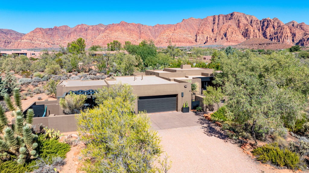 Photo of 1114 W Two Moons CIR, Ivins, UT 84738 (MLS # 26-277237)