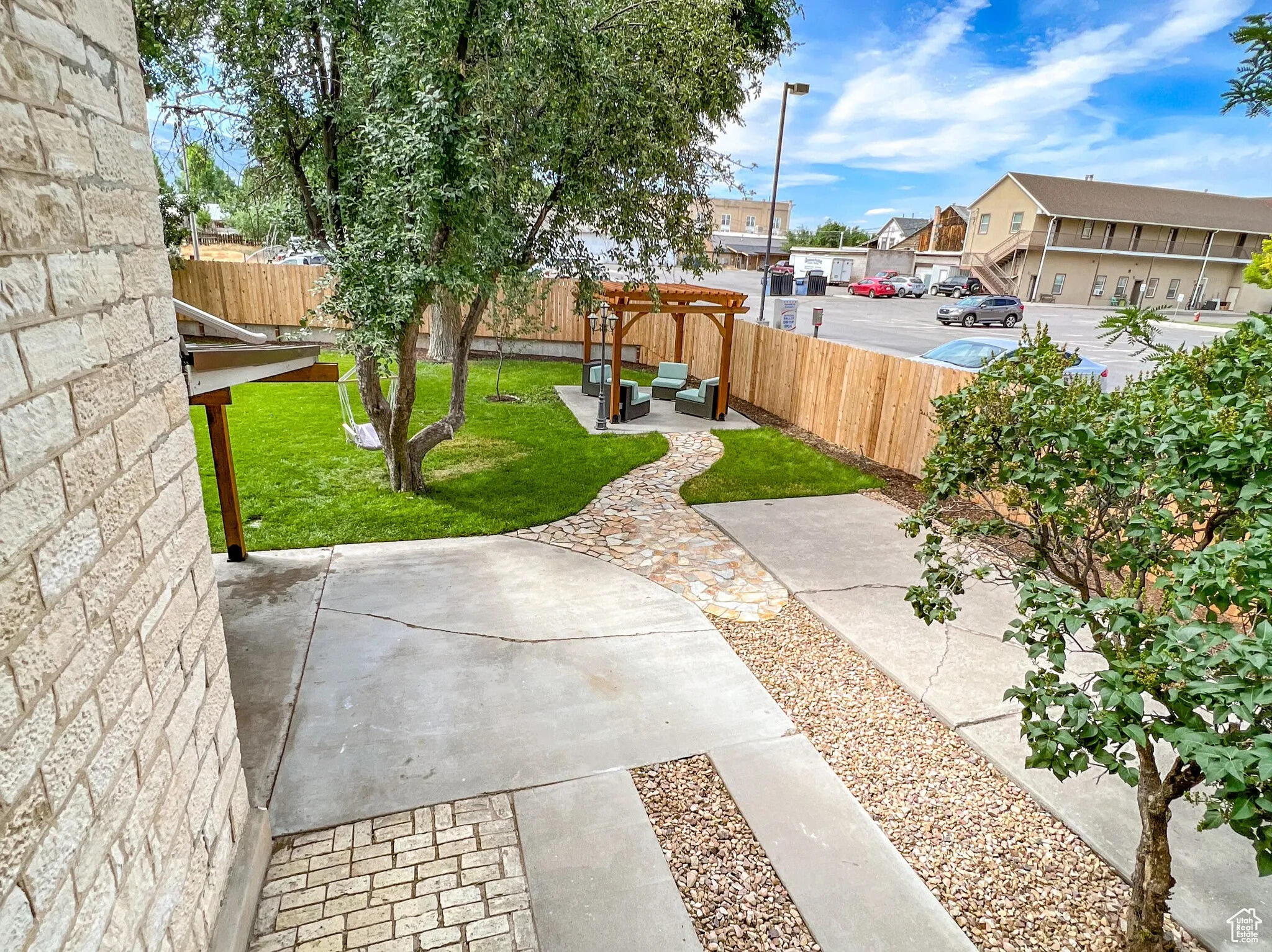 Main image without alt text