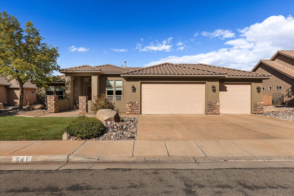 Photo of 641 E Sonoran DR, Washington, UT 84780 (MLS # 26-277365)