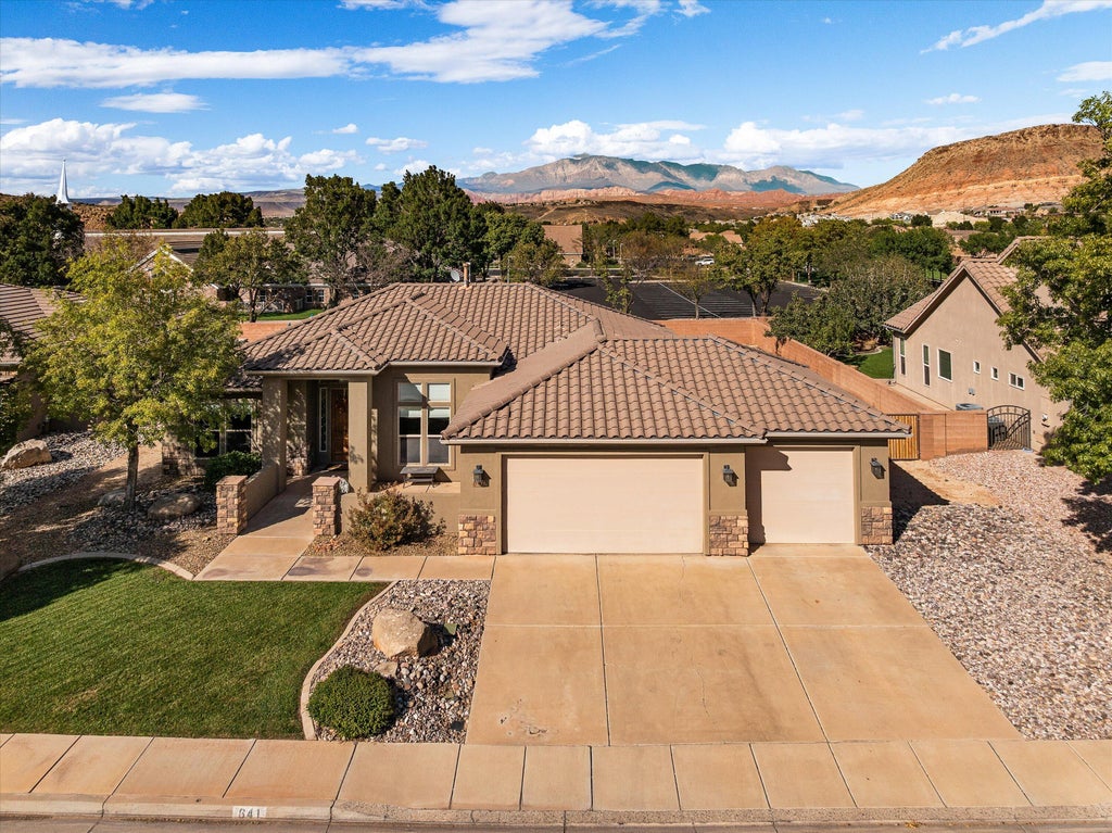Photo of 641 E Sonoran DR, Washington, UT 84780 (MLS # 26-277365)