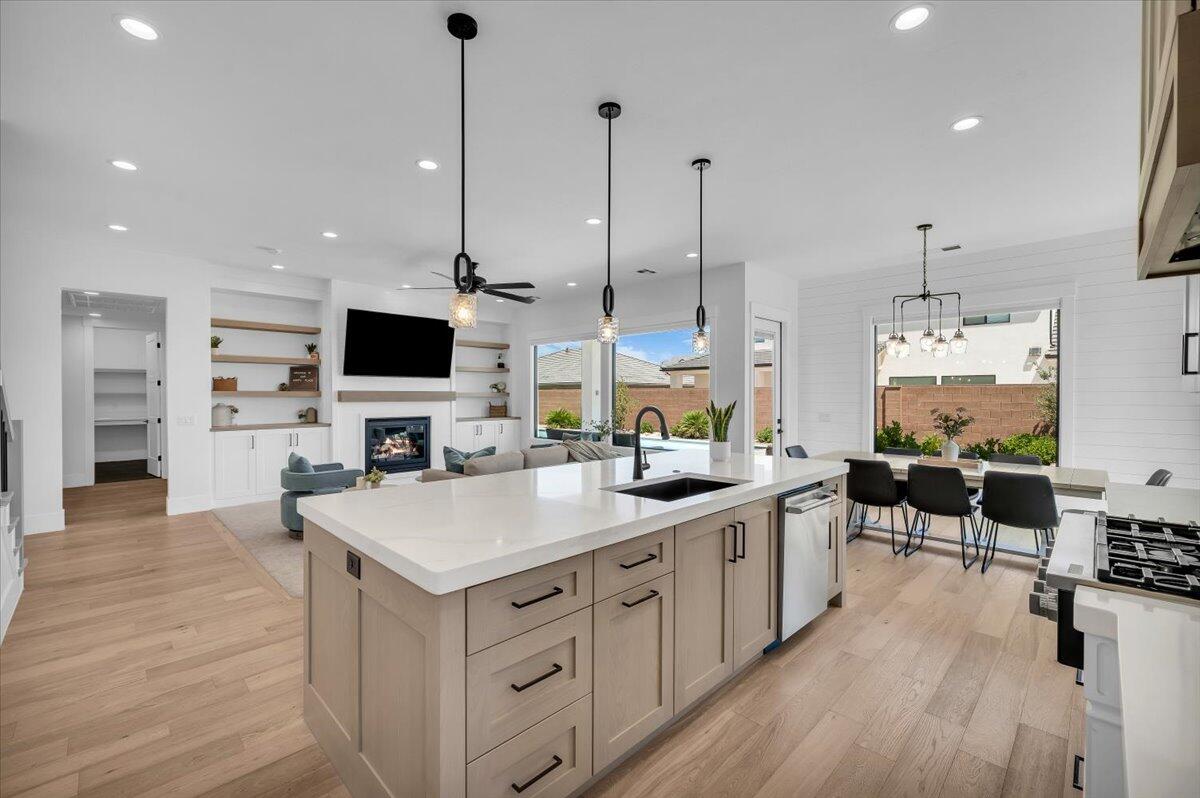 CRIMSON FIELDS - Residential