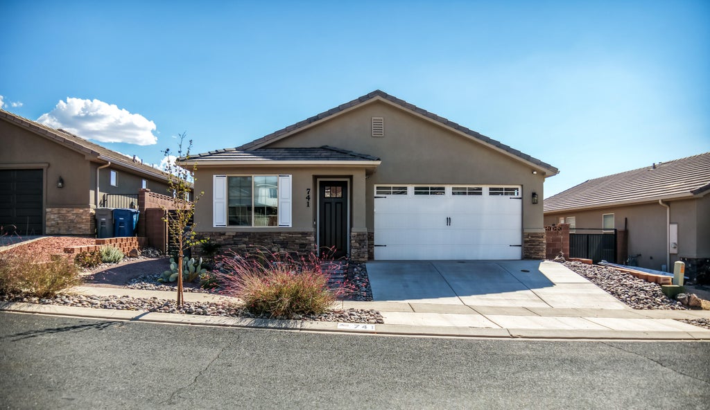 Photo of 741 W 400 N, Hurricane, UT 84737 (MLS # 26-277078)
