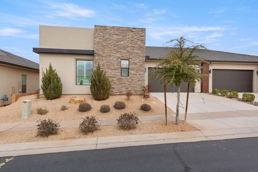 Photo of 1174 W GRAHAM DR, Saint George, UT 84790 (MLS # 26-269427)