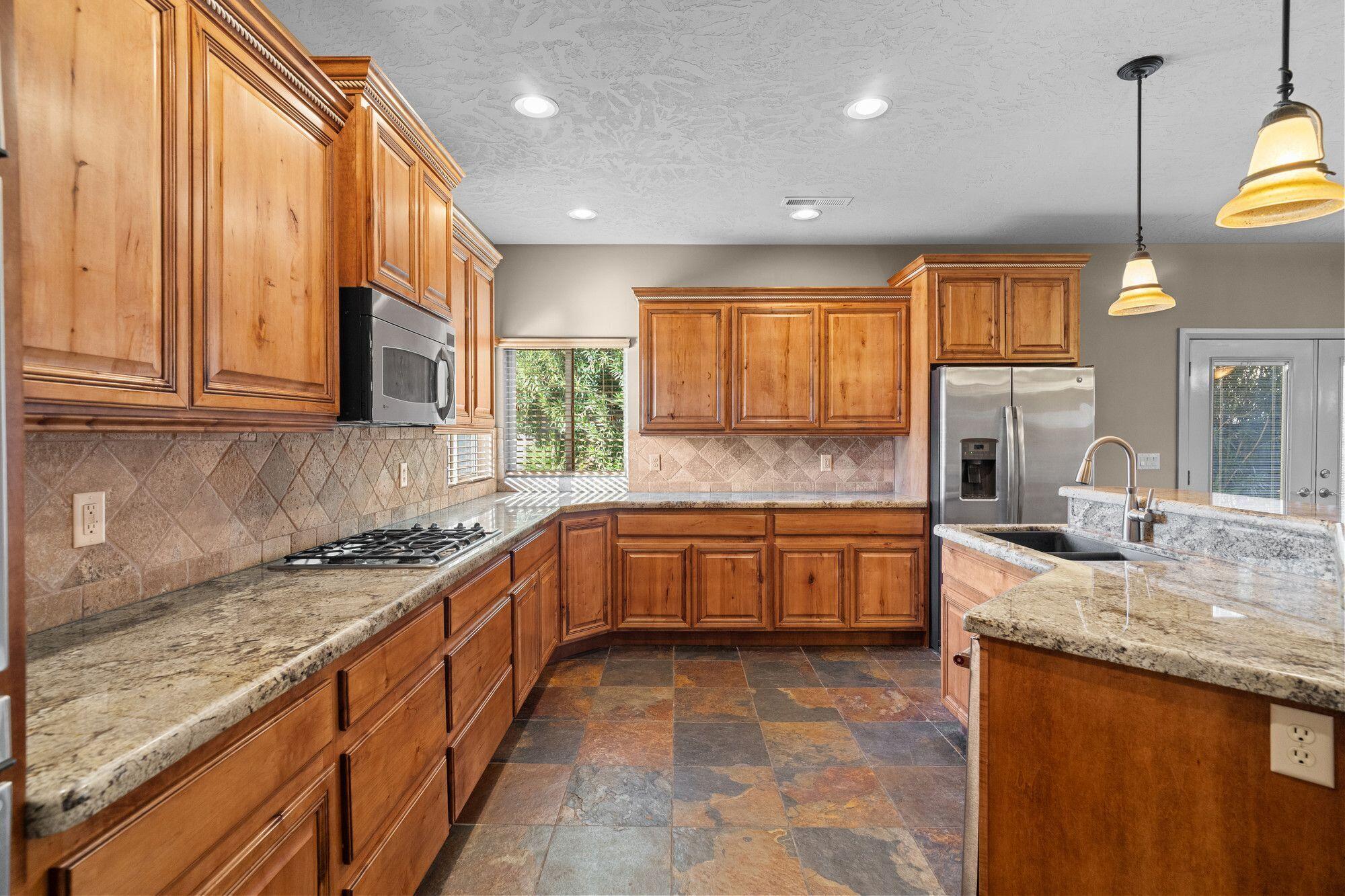 RED MOUNTAIN VIEW EST - Residential