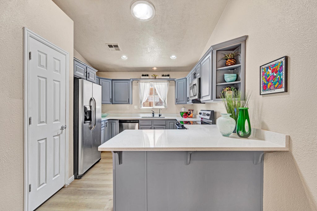 Photo of 2322 S 675 W, Hurricane, UT 84737 (MLS # 26-274117)