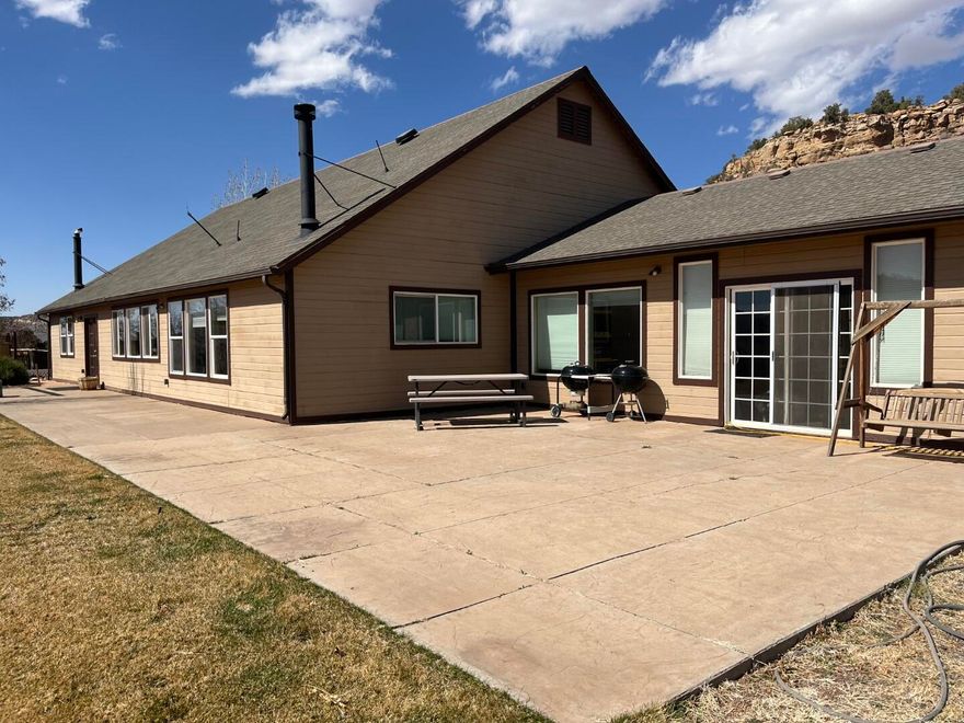 Welcome to the country farmstead.  All that's missing is your family - and animals, if you desire.  This retreat features a comfortable, clean, well-cared-for, open floor plan home w/ an open 1/2 loft home built with 2 x 6 walls. Passive solar design.  Knotty hickory kitchen cabinets.  Spacious family room.  Walk in closets.  Jacuzzi tub. 
Vaulted ceilings.  2 wood-burning stoves. Big food storage room.   L Enjoy the quiet, friendly, rural neighborhood.  This subdivision is located in a remote part of Apple Valley.  Our home sits under the Gooseberry Mesa and Zions National Park is one of our backyard views.  We have beautiful, seasoned garden areas, chicken pens, herb gardens, and much, much more.  We love to enjoy the bright stars and constellations in the night sky.  This is a great area for bikes, horse back riders, side-by-sides, motorcycles, and outdoor enthusiasts of all kind.