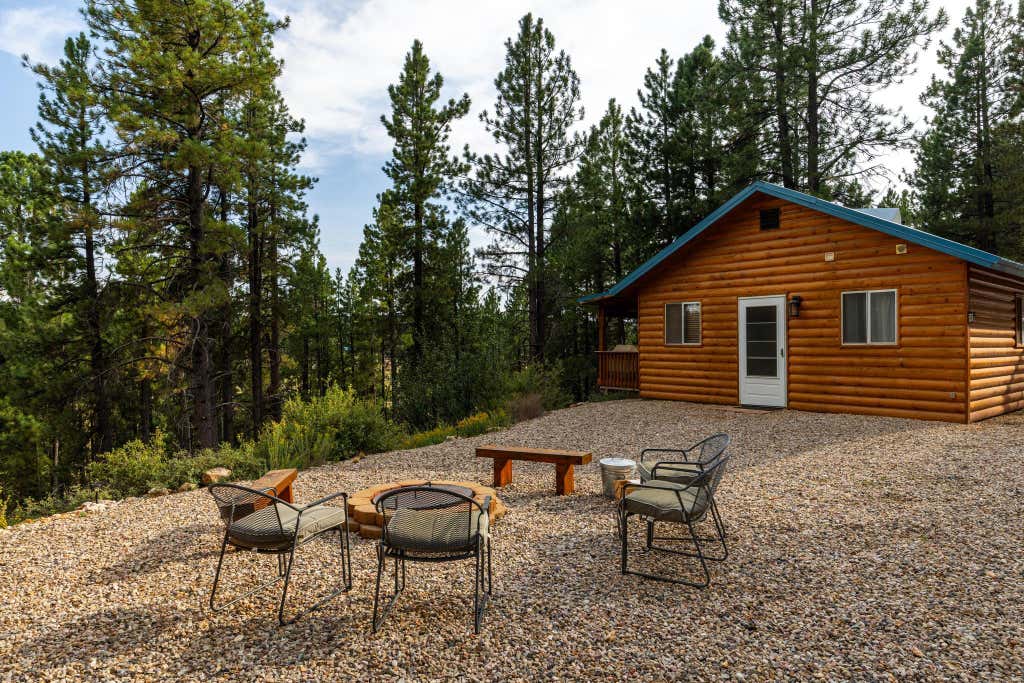 Photo of 2225 E Sidehill DR, Duck Creek, UT 84762 (MLS # 26-275354)