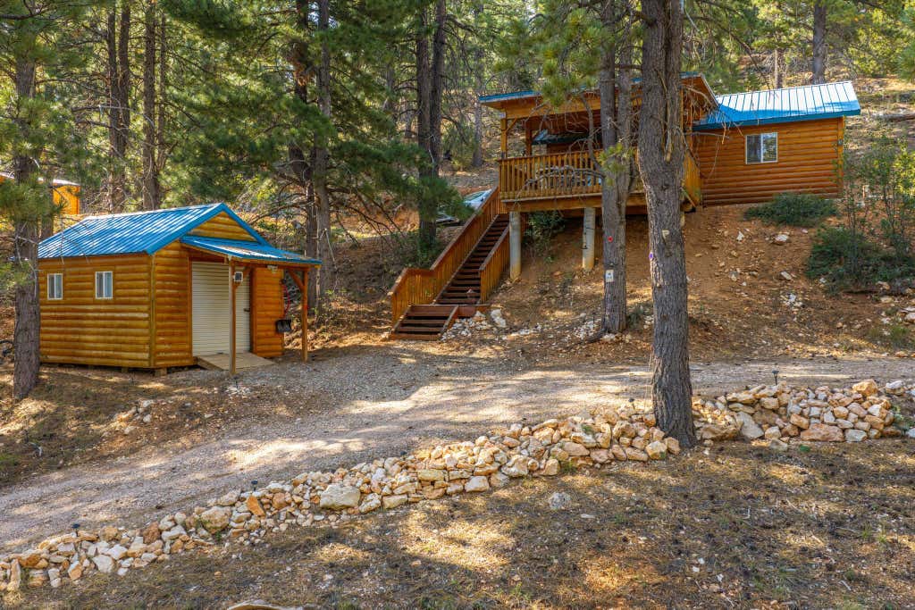 Photo of 2225 E Sidehill DR, Duck Creek, UT 84762 (MLS # 26-275354)