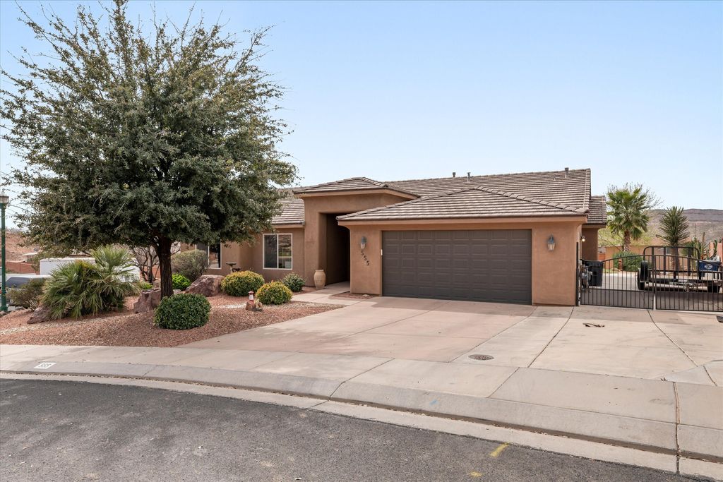 Photo of 555 N TOREY LN, Hurricane, UT 84737 (MLS # 26-270928)