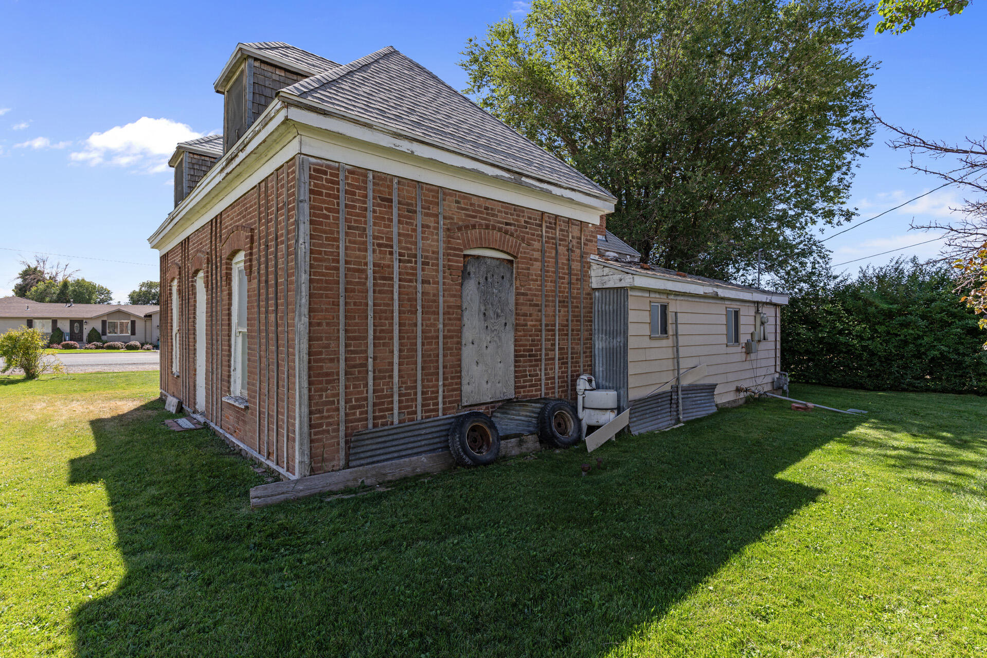 Main image without alt text