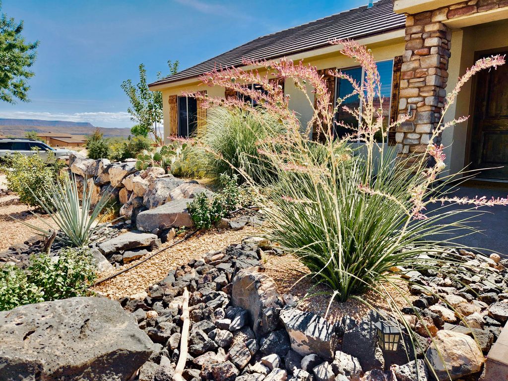 Photo of 810 S PEACHTREE DR, Toquerville, UT 84774 (MLS # 26-272297)