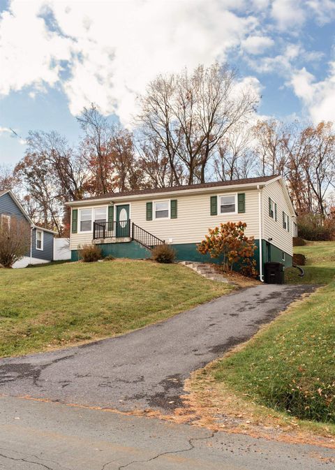 A home in STAUNTON