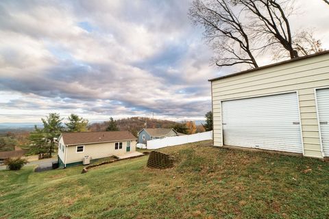 A home in STAUNTON