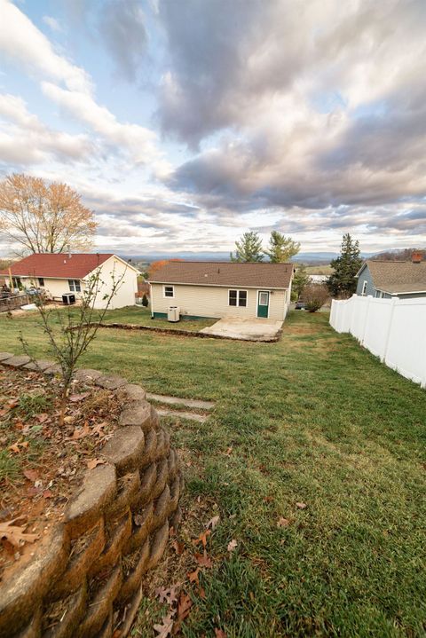 A home in STAUNTON