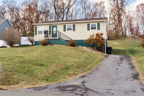 A home in STAUNTON