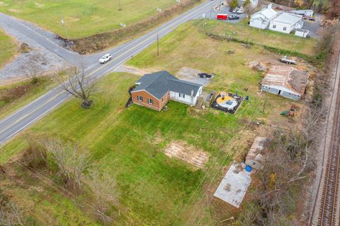 A home in GROTTOES