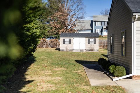 A home in WAYNESBORO