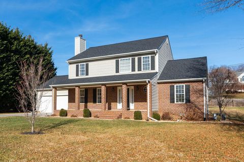 A home in WAYNESBORO