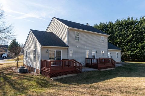 A home in WAYNESBORO