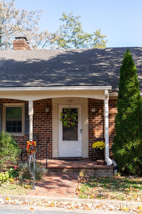 A home in STAUNTON