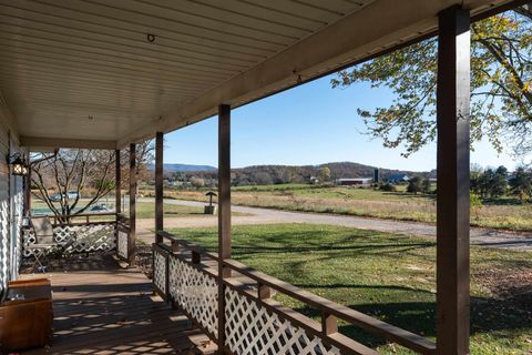 A home in GROTTOES