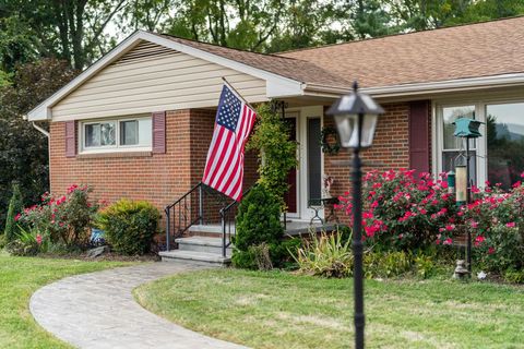 A home in WAYNESBORO