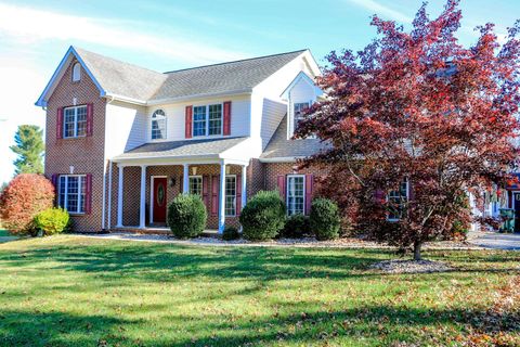 A home in WAYNESBORO