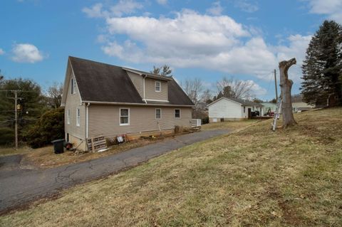 A home in STAUNTON