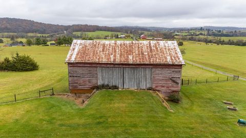 A home in WAYNESBORO