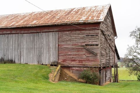 A home in WAYNESBORO