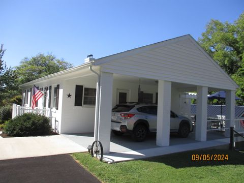 A home in STAUNTON