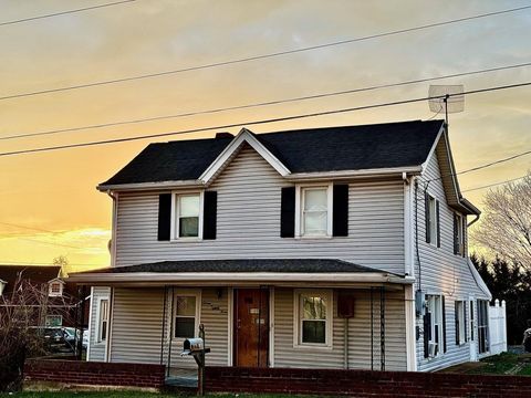 A home in MOUNT CRAWFORD