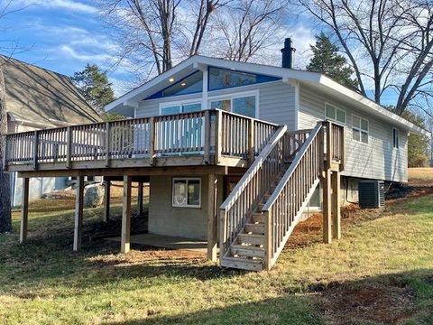 A home in LOUISA