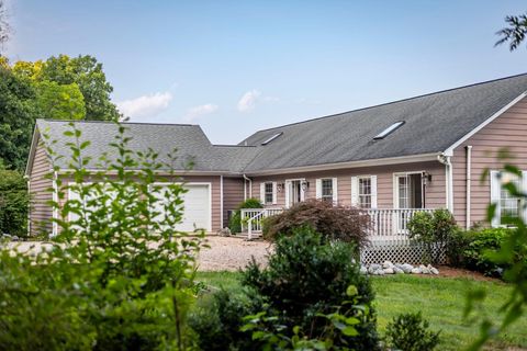 A home in STAUNTON