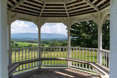 A home in STAUNTON