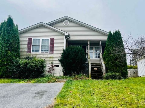 A home in WAYNESBORO