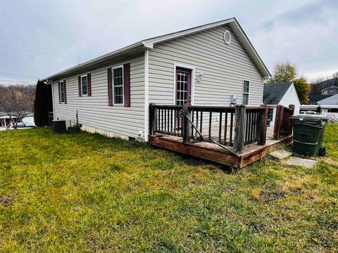 A home in WAYNESBORO