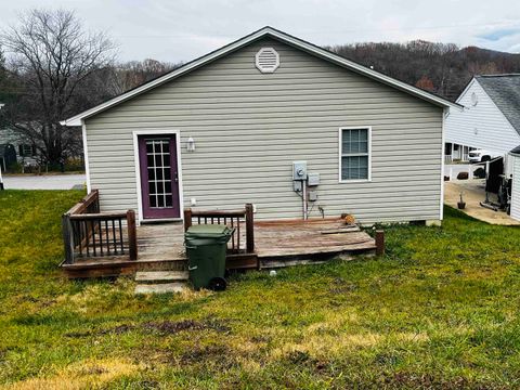 A home in WAYNESBORO