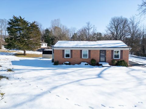 A home in STAUNTON