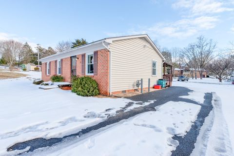 A home in STAUNTON