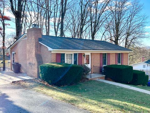 A home in STAUNTON