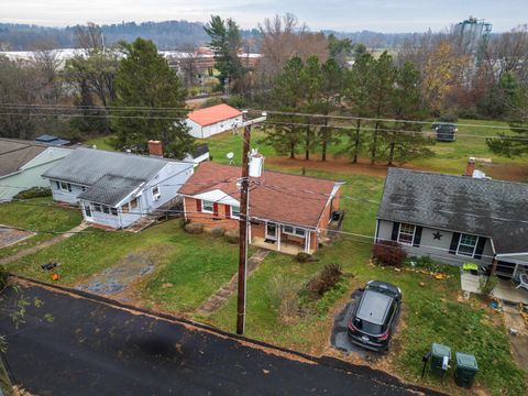 A home in WAYNESBORO