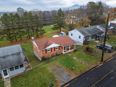 A home in WAYNESBORO