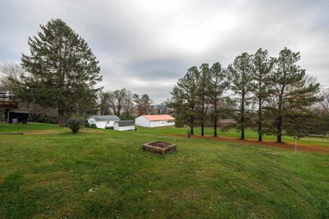 A home in WAYNESBORO