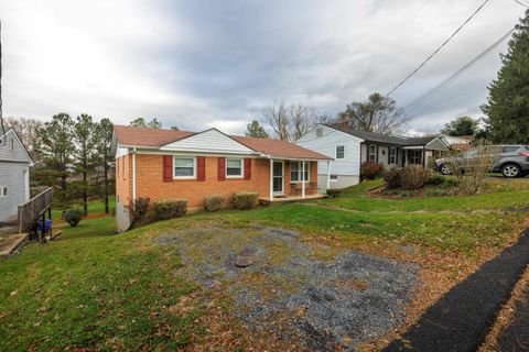 A home in WAYNESBORO