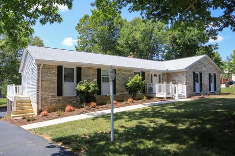 A home in WAYNESBORO