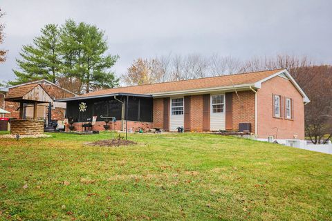 A home in WAYNESBORO