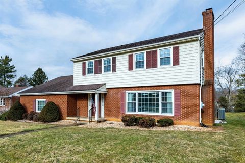 A home in WAYNESBORO