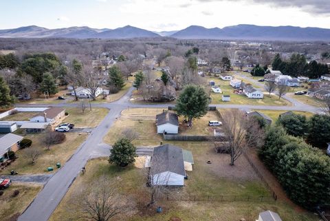 A home in GROTTOES