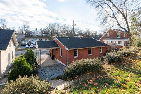 A home in STAUNTON